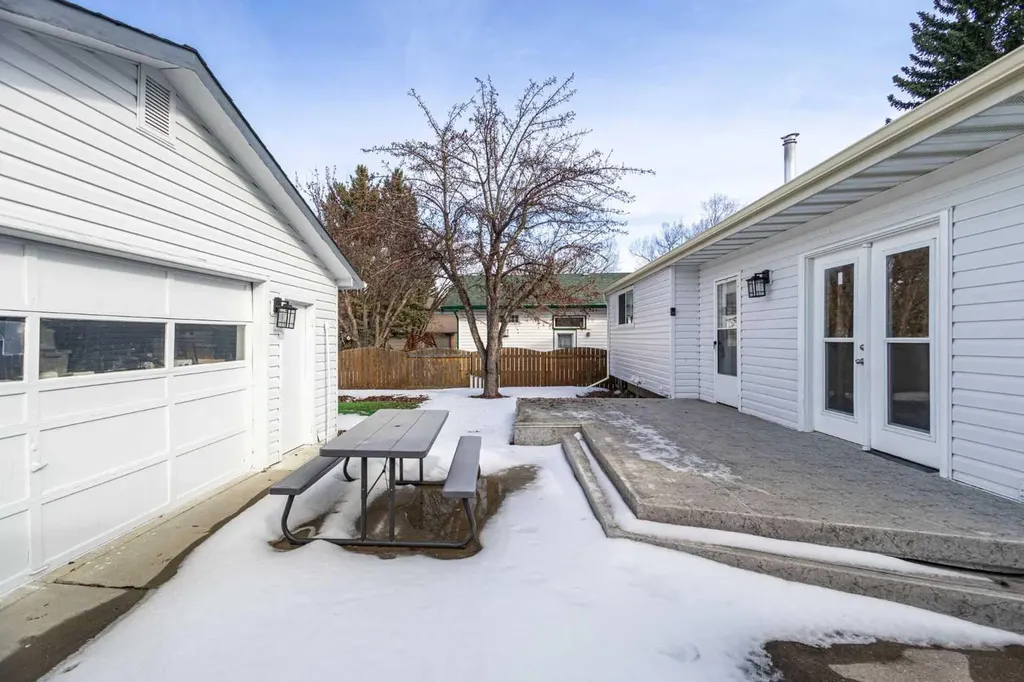 208 Woodpark Place SW Calgary AB T2M 2S5