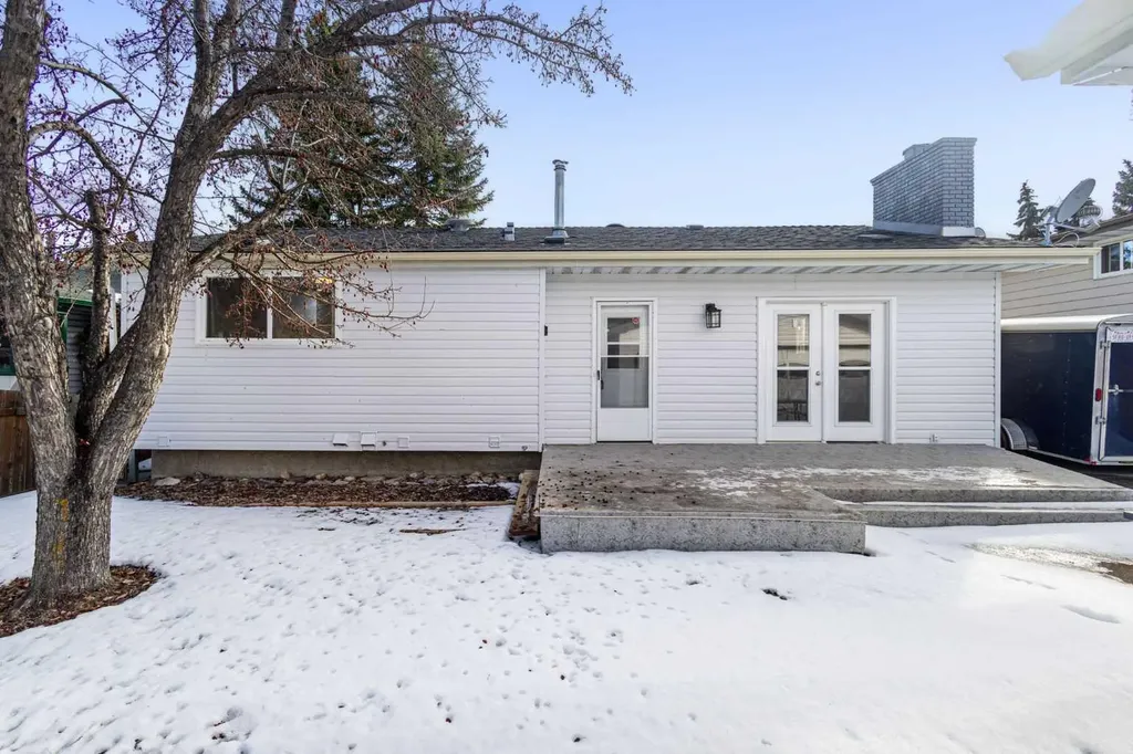 208 Woodpark Place SW Calgary AB T2M 2S5