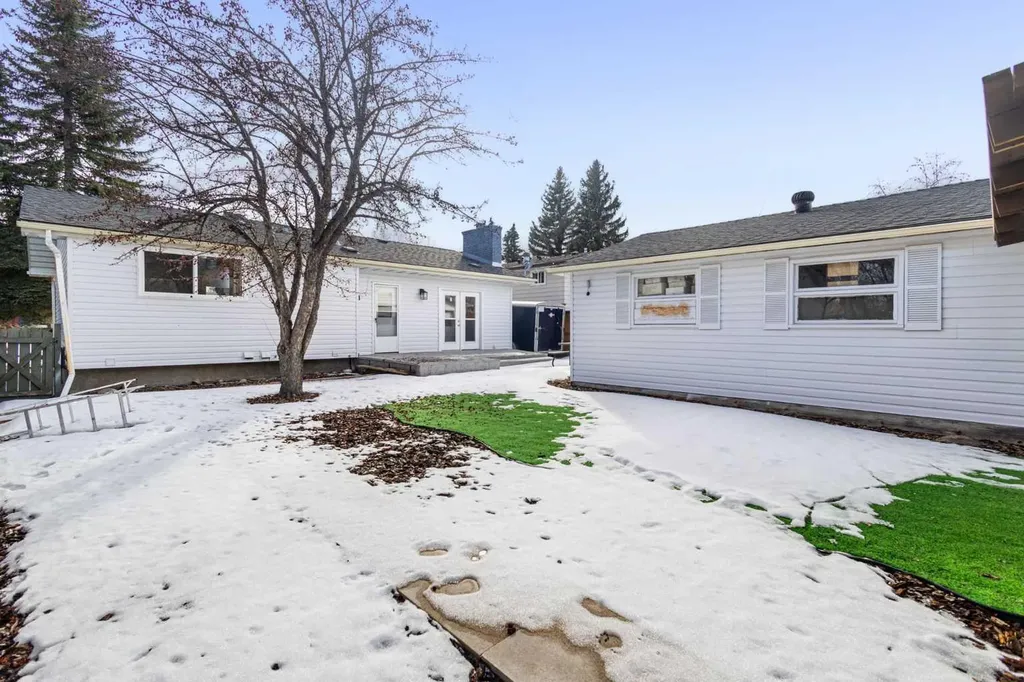 208 Woodpark Place SW Calgary AB T2M 2S5