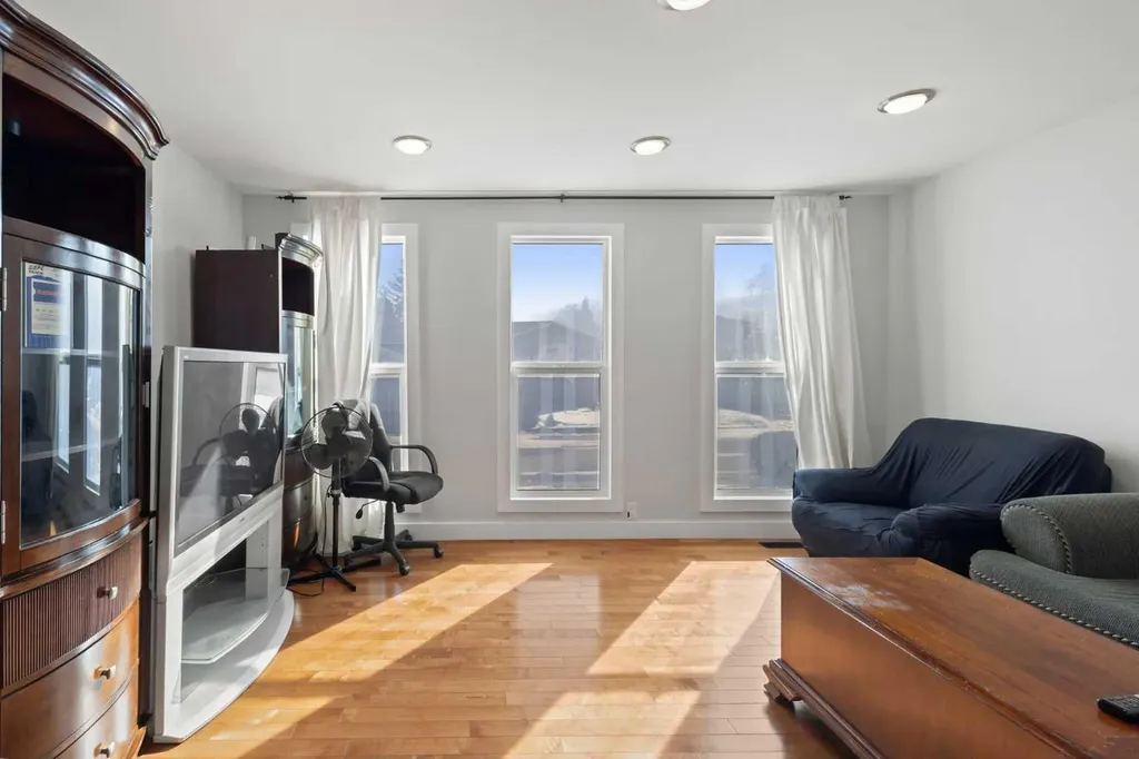 208 Woodpark Place SW Calgary AB T2M 2S5