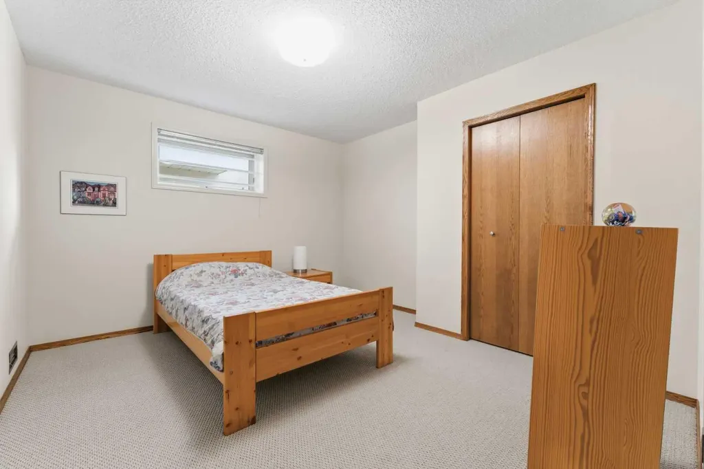 2739 Signal Hill Drive SW Calgary AB T3H 2L6