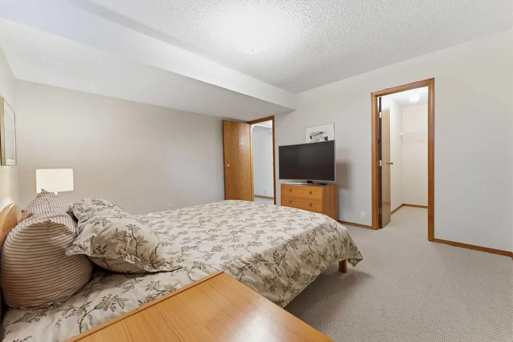2739 Signal Hill Drive SW Calgary AB T3H 2L6