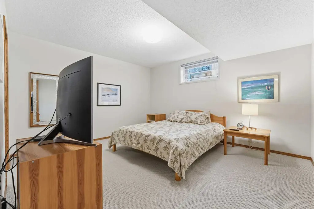 2739 Signal Hill Drive SW Calgary AB T3H 2L6
