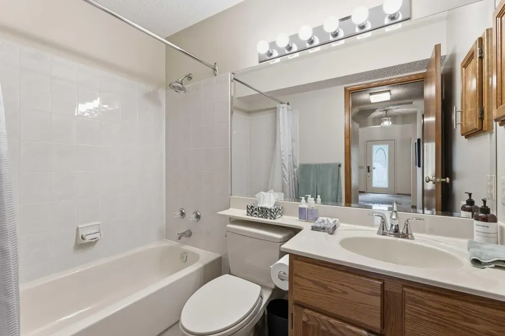 2739 Signal Hill Drive SW Calgary AB T3H 2L6