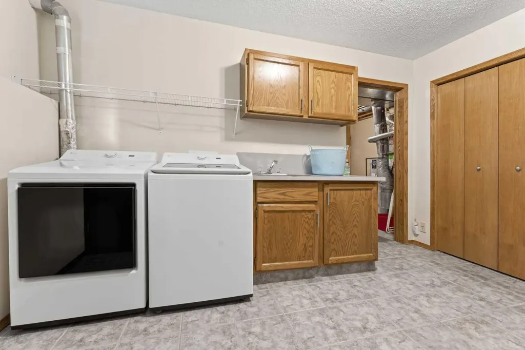 2739 Signal Hill Drive SW Calgary AB T3H 2L6