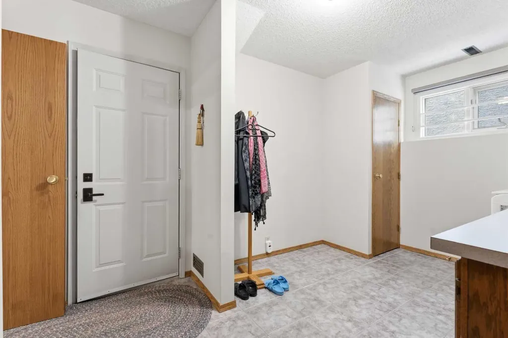 2739 Signal Hill Drive SW Calgary AB T3H 2L6