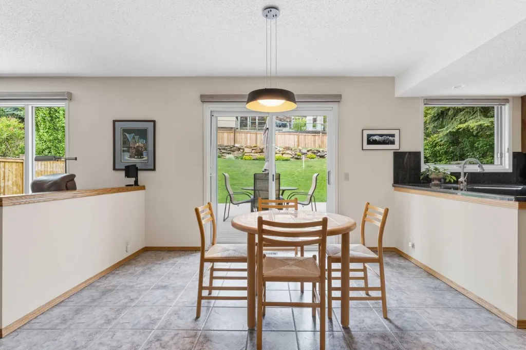 2739 Signal Hill Drive SW Calgary AB T3H 2L6
