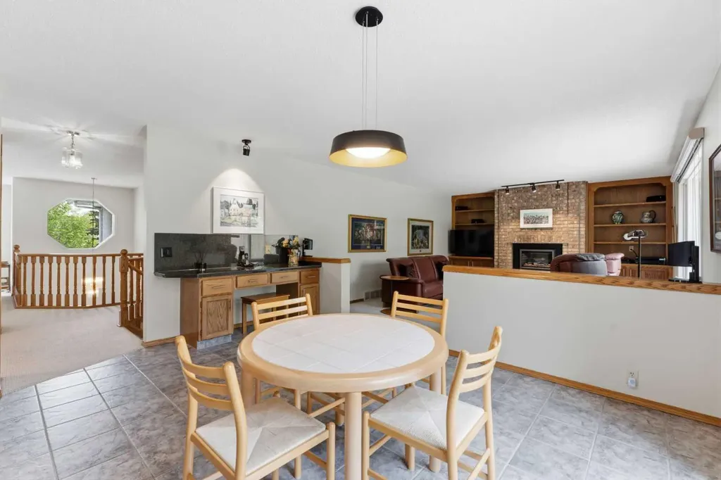 2739 Signal Hill Drive SW Calgary AB T3H 2L6