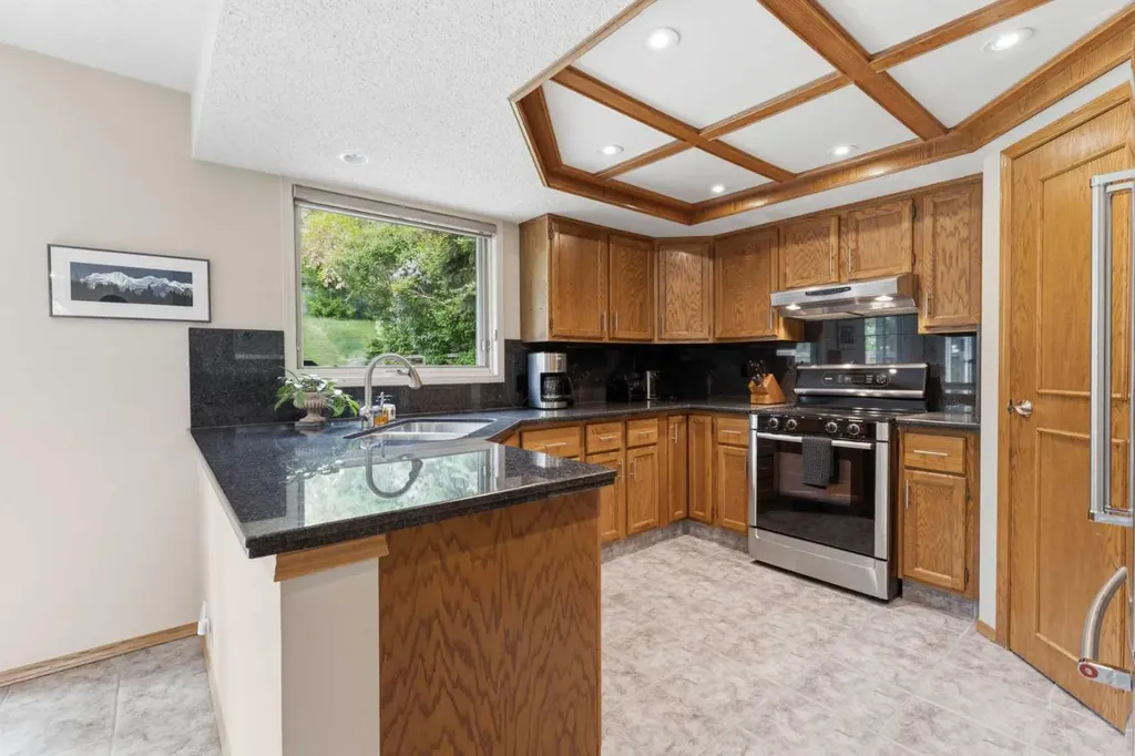 2739 Signal Hill Drive SW Calgary AB T3H 2L6