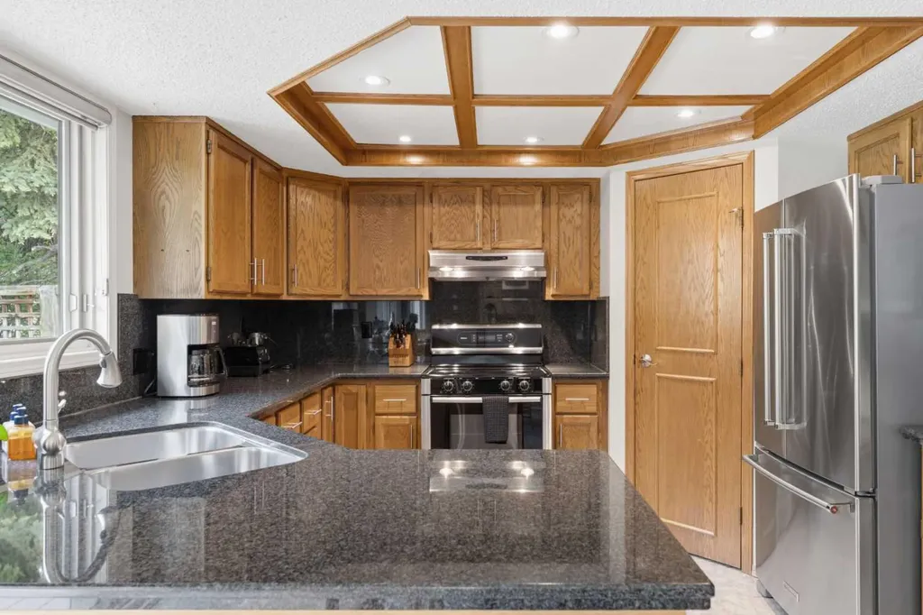 2739 Signal Hill Drive SW Calgary AB T3H 2L6