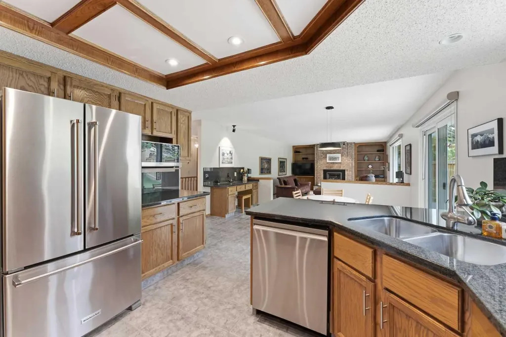 2739 Signal Hill Drive SW Calgary AB T3H 2L6