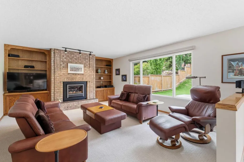 2739 Signal Hill Drive SW Calgary AB T3H 2L6
