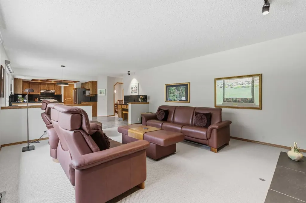 2739 Signal Hill Drive SW Calgary AB T3H 2L6