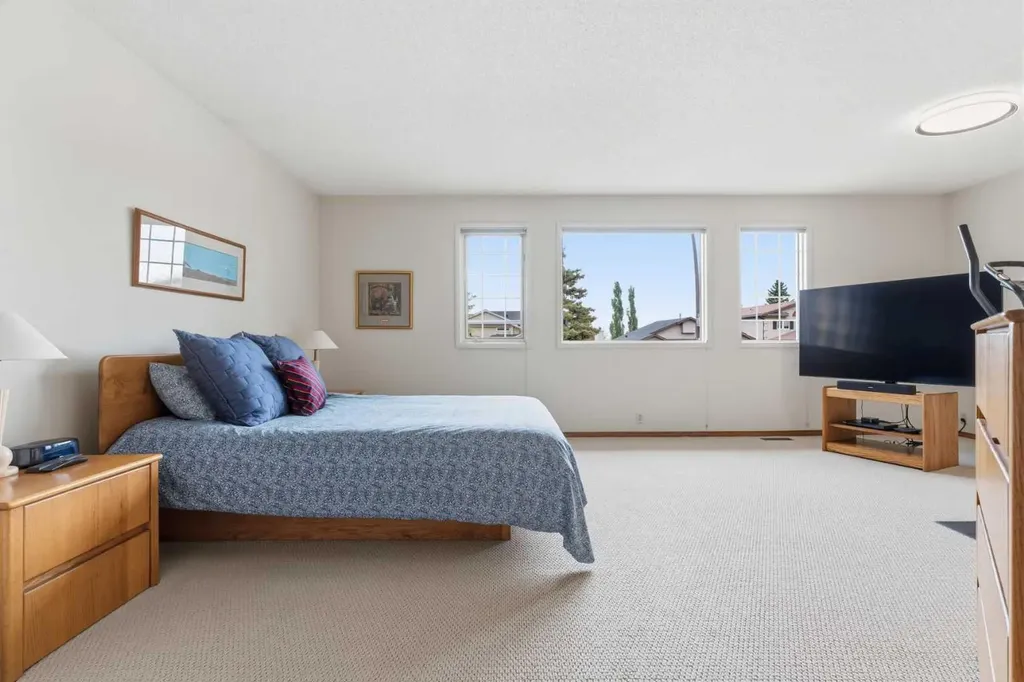 2739 Signal Hill Drive SW Calgary AB T3H 2L6