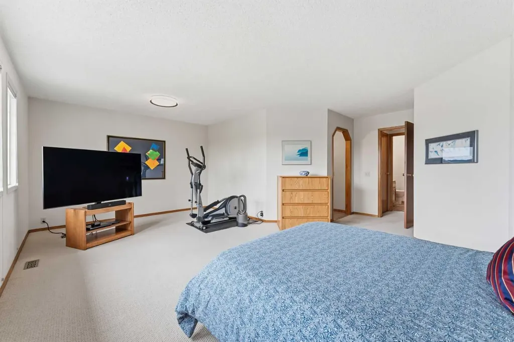 2739 Signal Hill Drive SW Calgary AB T3H 2L6