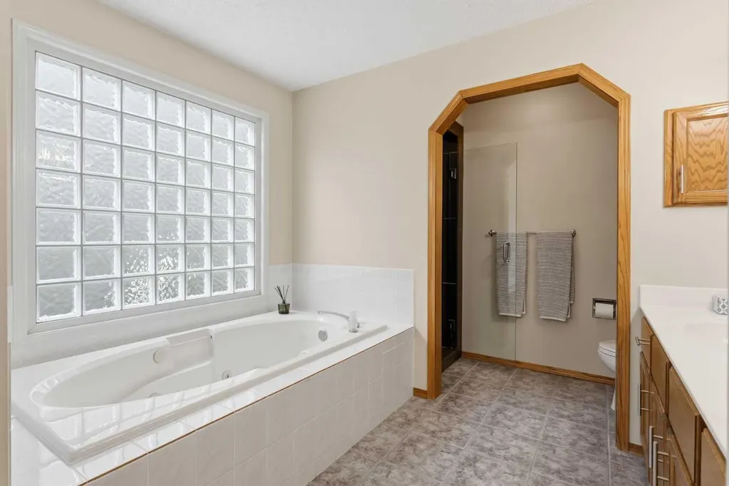 2739 Signal Hill Drive SW Calgary AB T3H 2L6