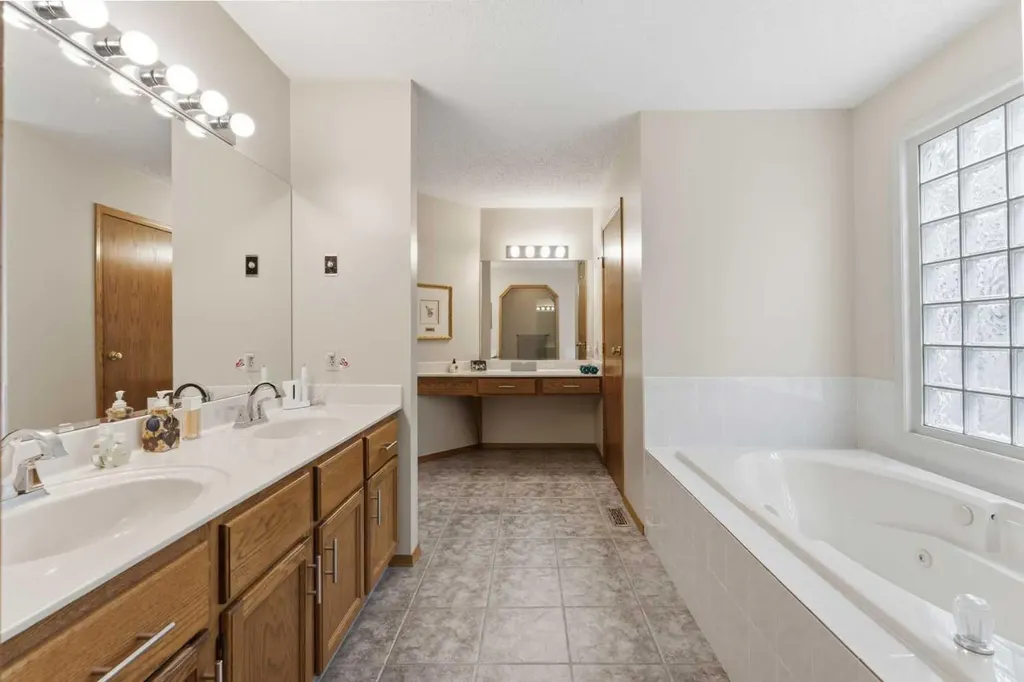 2739 Signal Hill Drive SW Calgary AB T3H 2L6