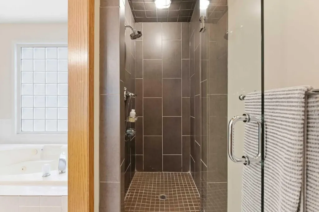 2739 Signal Hill Drive SW Calgary AB T3H 2L6