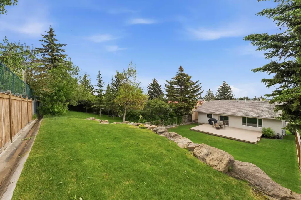 2739 Signal Hill Drive SW Calgary AB T3H 2L6