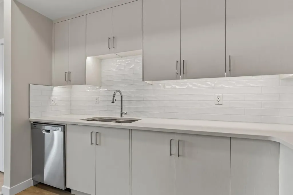 660 Shawnee Square SW Calgary AB T2Y 0X6