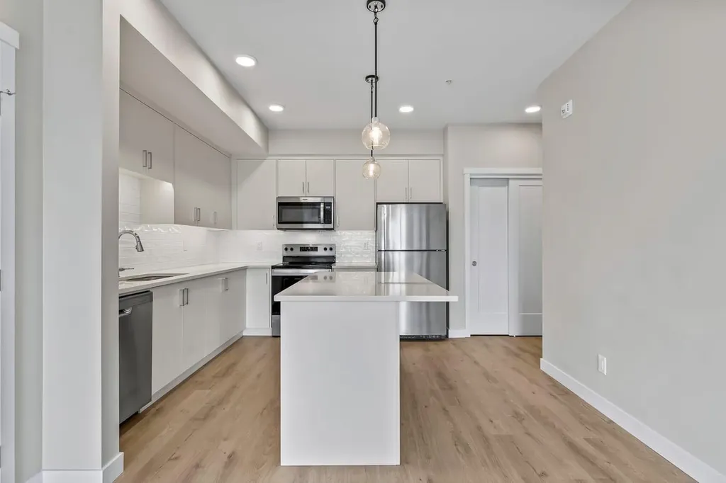 660 Shawnee Square SW Calgary AB T2Y 0X6
