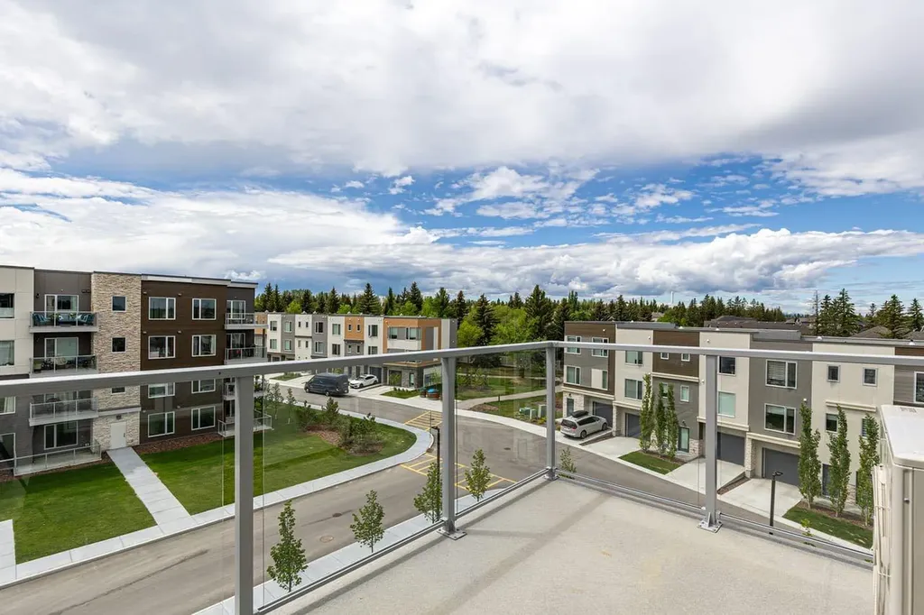 660 Shawnee Square SW Calgary AB T2Y 0X6