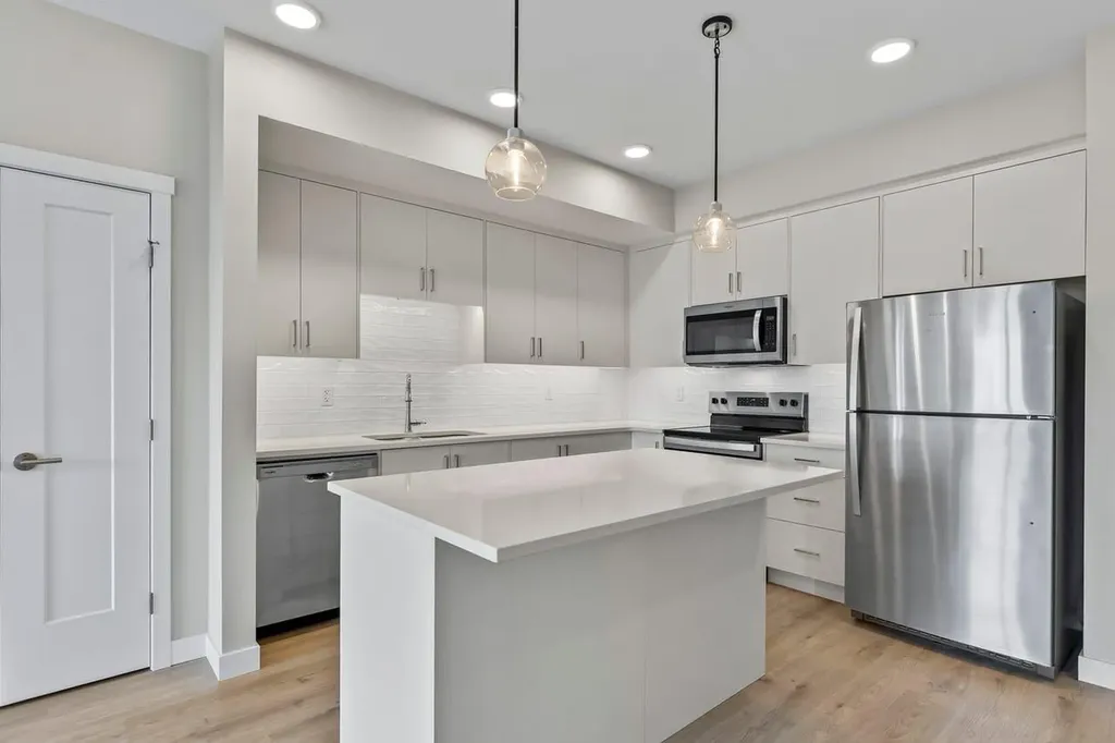 660 Shawnee Square SW Calgary AB T2Y 0X6