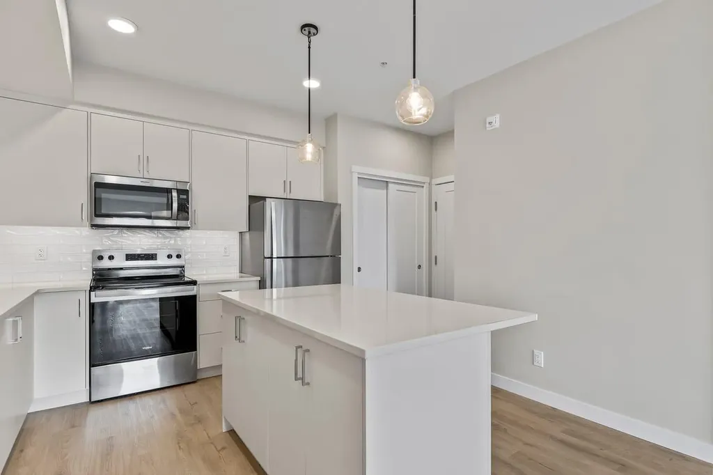 660 Shawnee Square SW Calgary AB T2Y 0X6