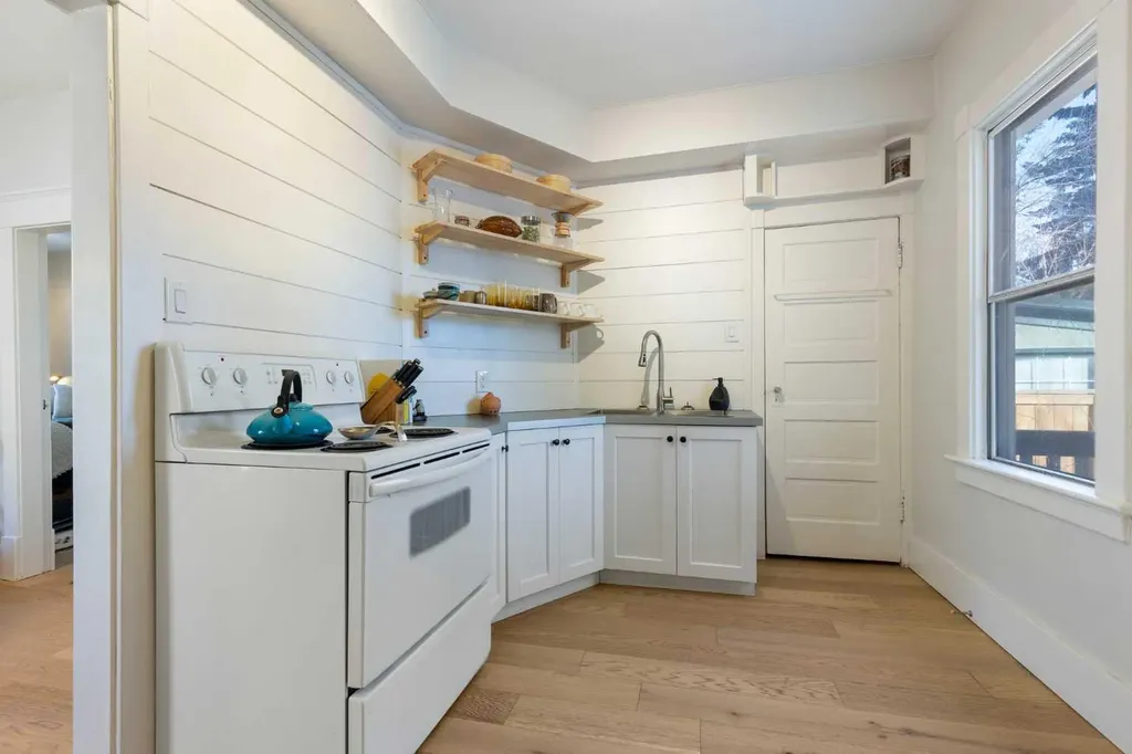 317 18 Avenue NW Calgary AB T2M0T4
