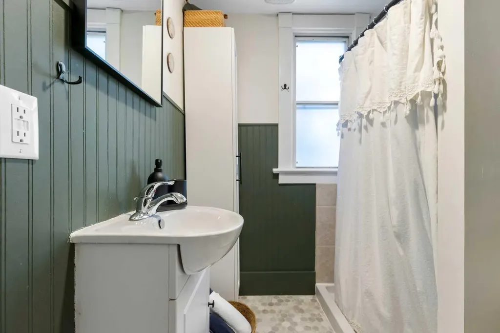317 18 Avenue NW Calgary AB T2M0T4