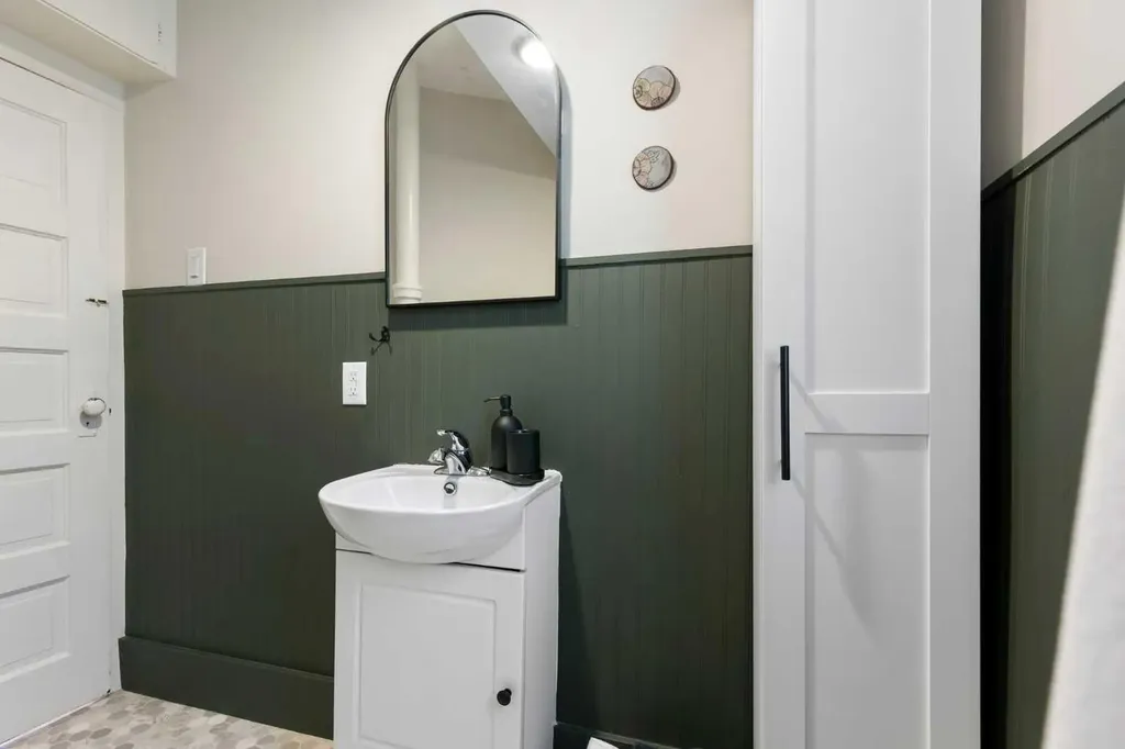 317 18 Avenue NW Calgary AB T2M0T4