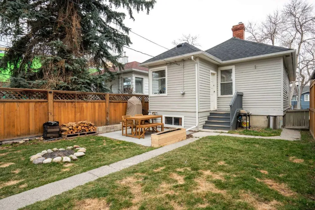 317 18 Avenue NW Calgary AB T2M0T4