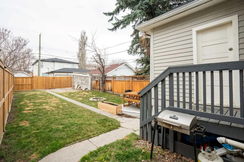 317 18 Avenue NW Calgary AB T2M0T4