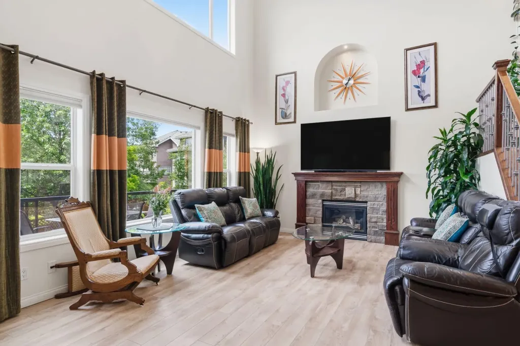 21 Royal Ridge Hill NW Calgary AB T3G4T9
