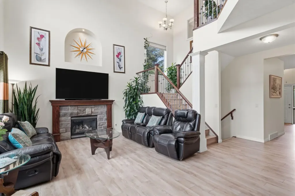 21 Royal Ridge Hill NW Calgary AB T3G4T9