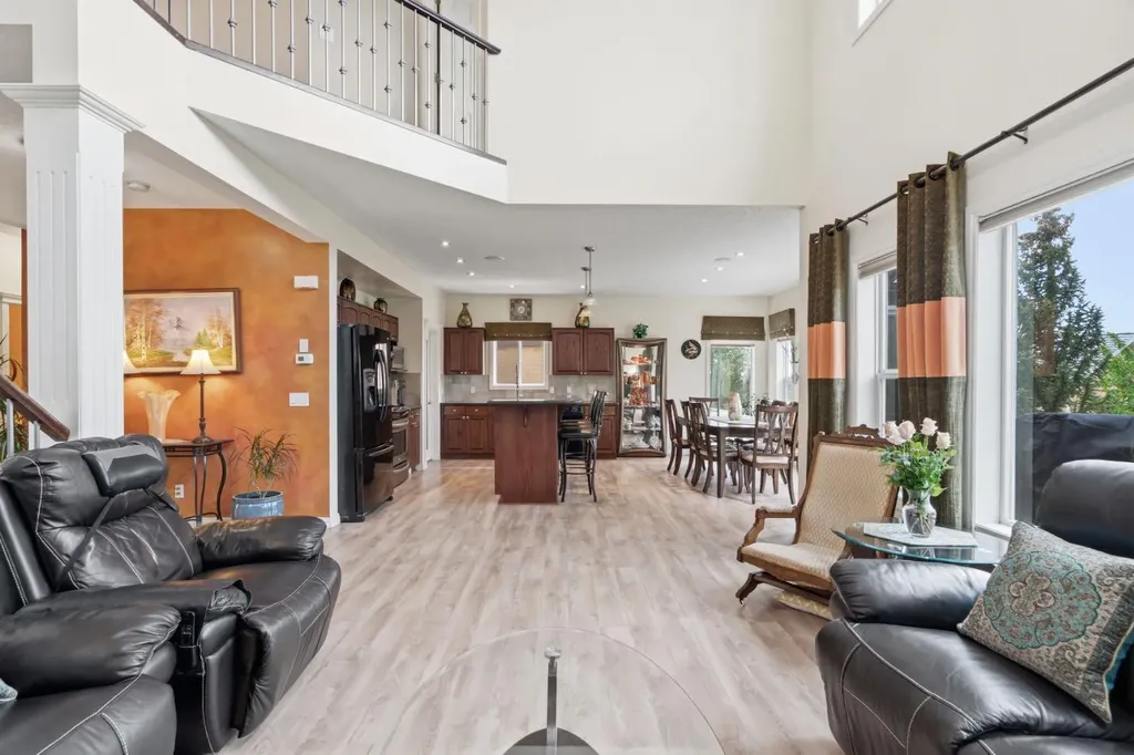 21 Royal Ridge Hill NW Calgary AB T3G4T9