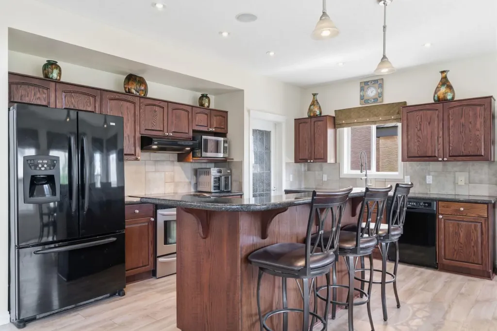 21 Royal Ridge Hill NW Calgary AB T3G4T9