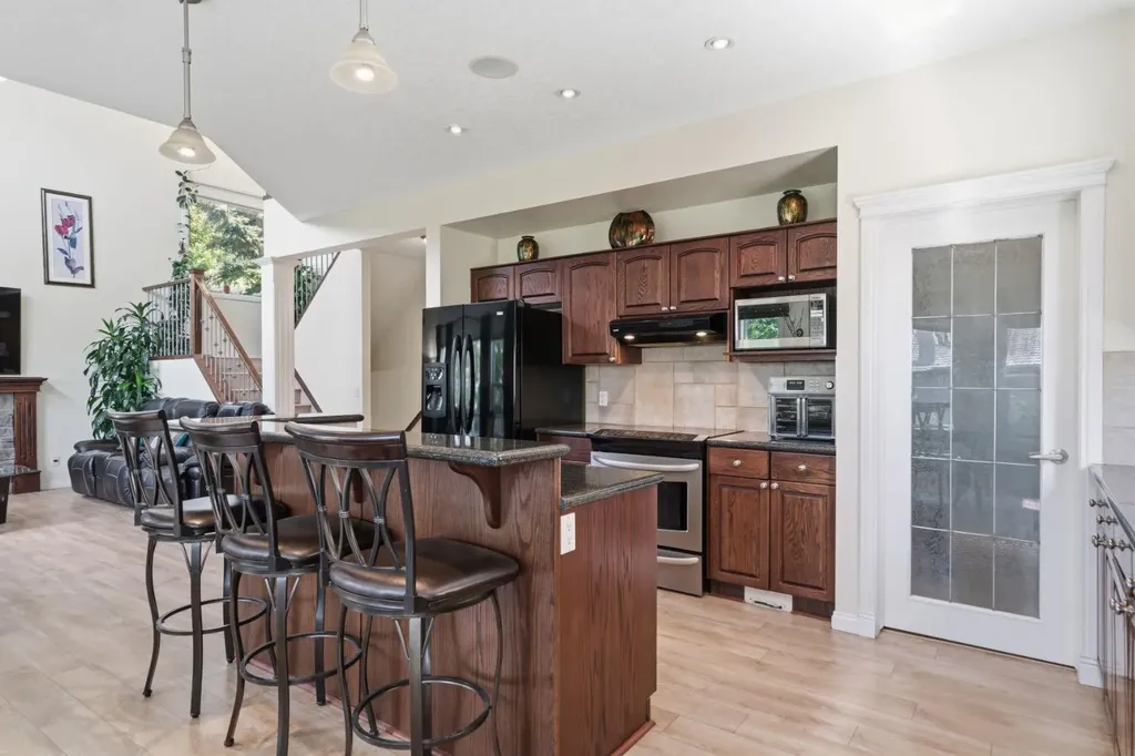 21 Royal Ridge Hill NW Calgary AB T3G4T9