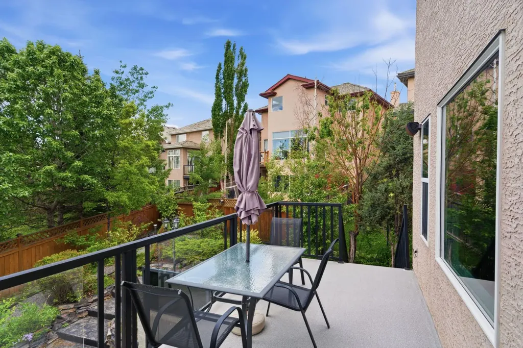 21 Royal Ridge Hill NW Calgary AB T3G4T9