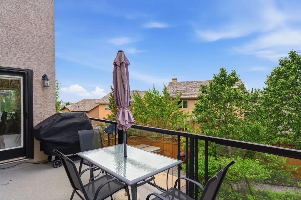 21 Royal Ridge Hill NW Calgary AB T3G4T9