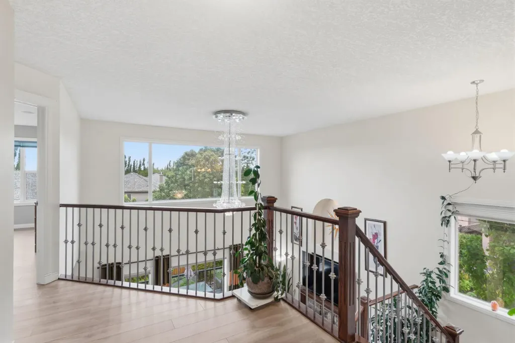 21 Royal Ridge Hill NW Calgary AB T3G4T9