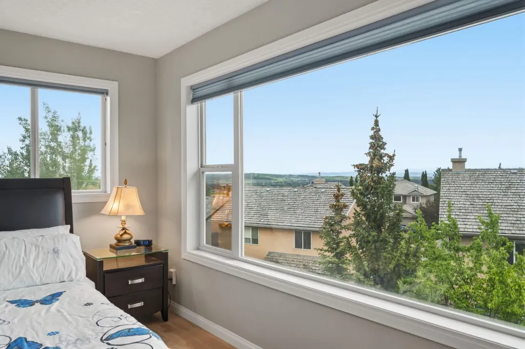 21 Royal Ridge Hill NW Calgary AB T3G4T9