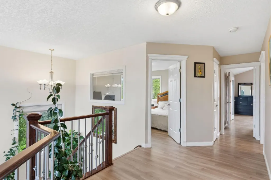 21 Royal Ridge Hill NW Calgary AB T3G4T9