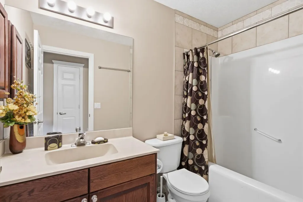 21 Royal Ridge Hill NW Calgary AB T3G4T9