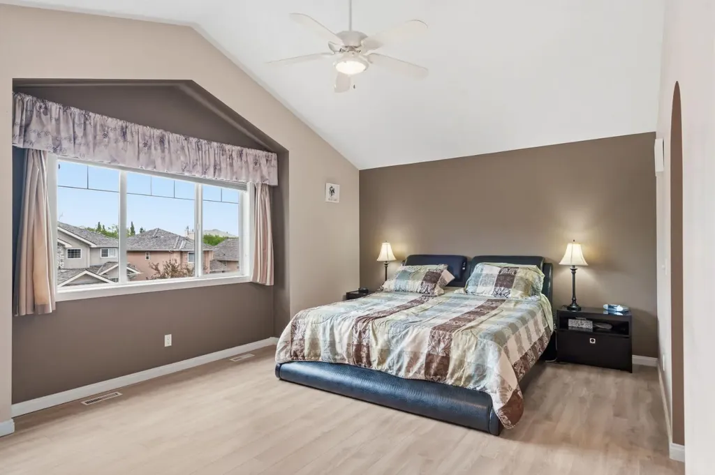 21 Royal Ridge Hill NW Calgary AB T3G4T9