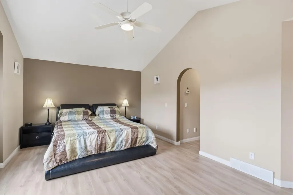 21 Royal Ridge Hill NW Calgary AB T3G4T9