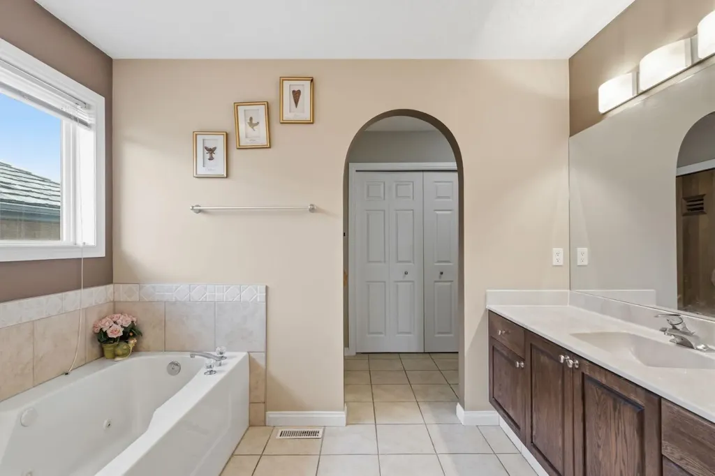 21 Royal Ridge Hill NW Calgary AB T3G4T9