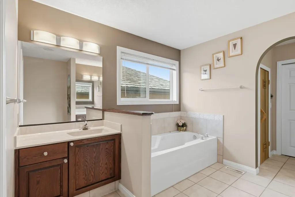 21 Royal Ridge Hill NW Calgary AB T3G4T9