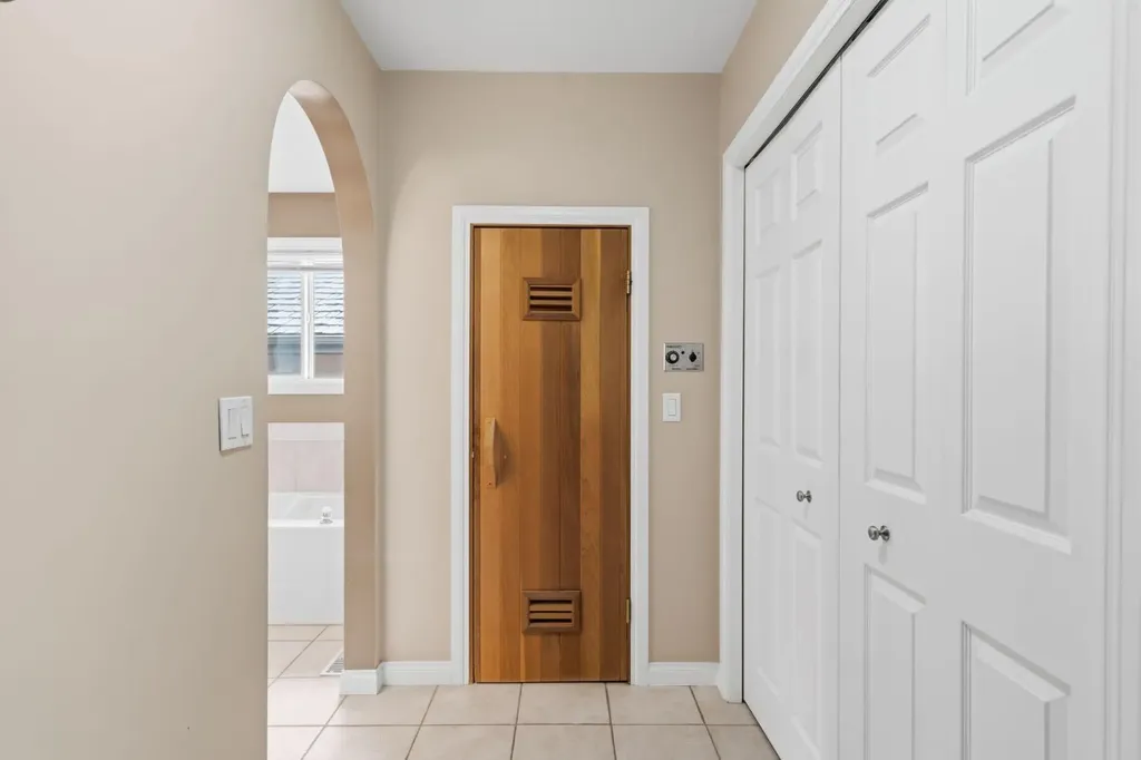 21 Royal Ridge Hill NW Calgary AB T3G4T9