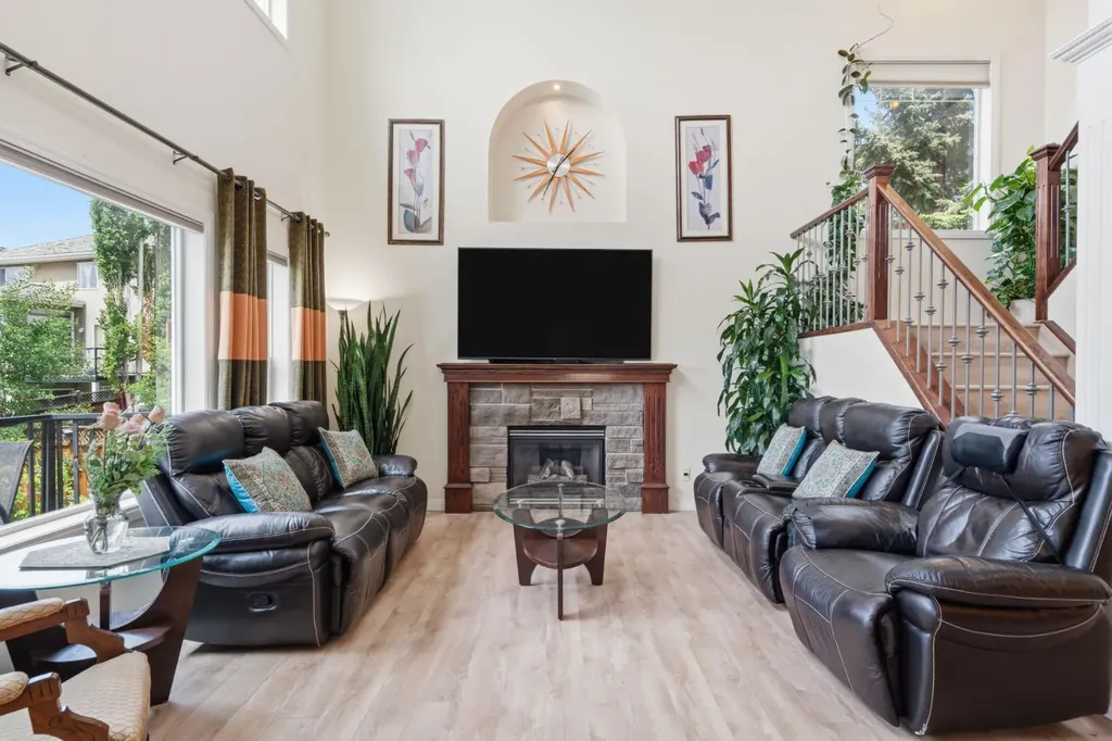 21 Royal Ridge Hill NW Calgary AB T3G4T9